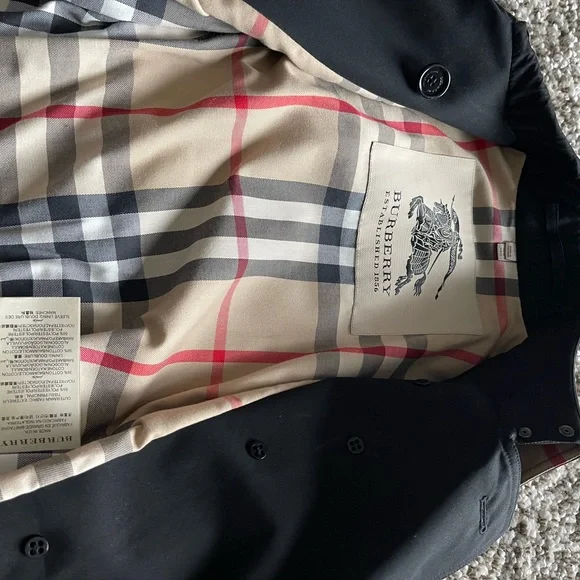Burberry Elegant Black Trench Coat - Picture 5 of 11